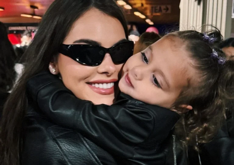 Amanda Kimberlly mostra Helena, filha com Neymar, curtindo show do BTS