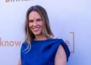 Atriz Hilary Swank anuncia gravidez do terceiro filho aos 52 anos
