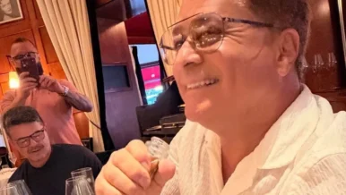 Após jejum de álcool, Leonardo posa com garrafa gigante em Paris; veja foto