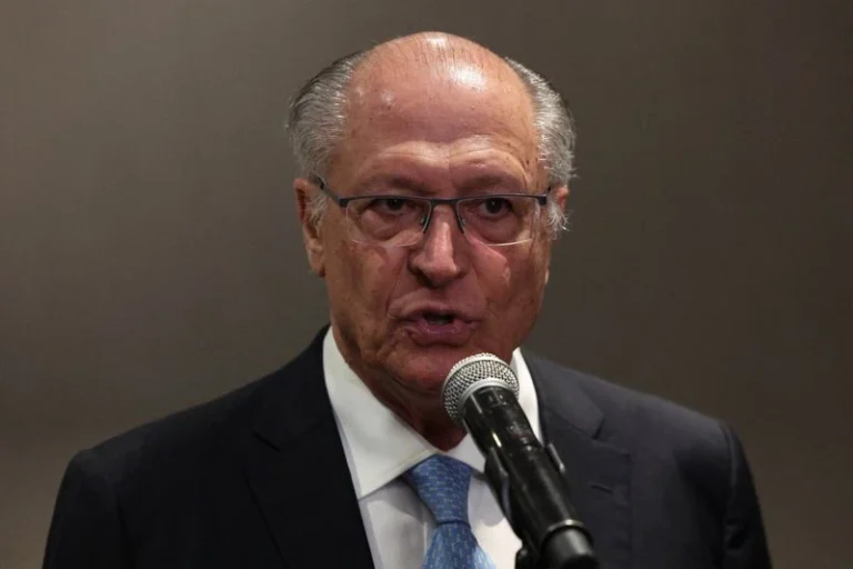 Alckmin diz que Flávio dá “desculpa” para não abrir sigilos