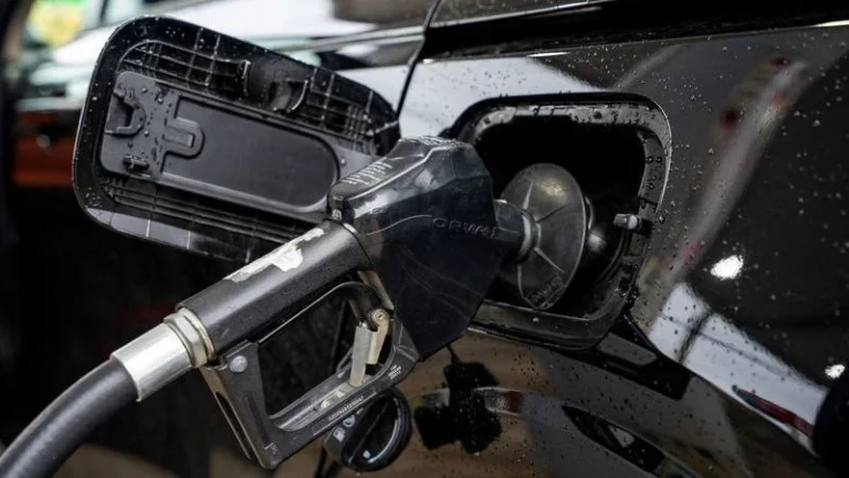 Trump avalia suspender imposto federal sobre gasolina