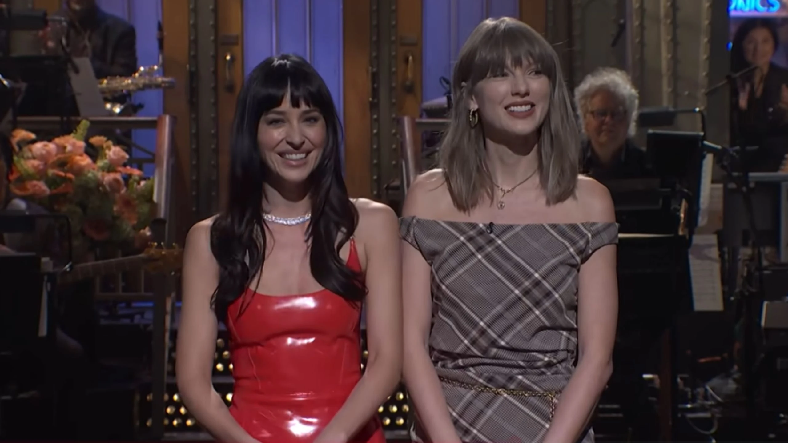 Taylor Swift invade monólogo de Dakota Jonhson no 